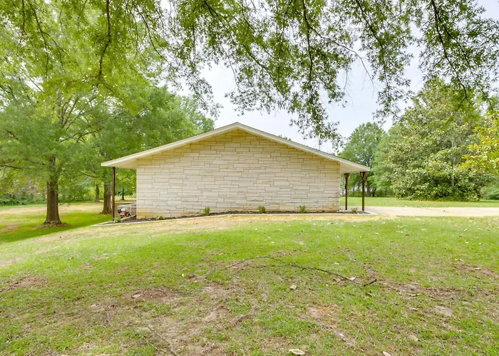7 Mi To Tennessee River: Home W/ Patio In Florence