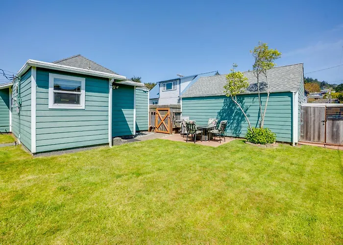 Walk To Gold Beach: Charming Cottage W/ Yard!