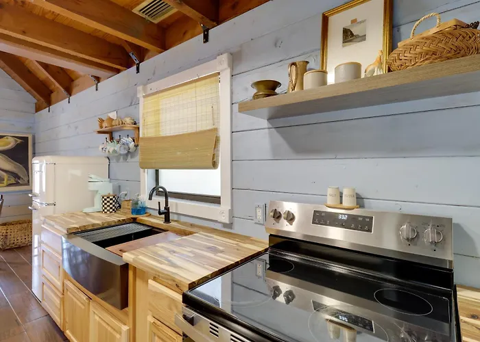 Fish On-Site: Okeechobee Cabin W/ Pool Access