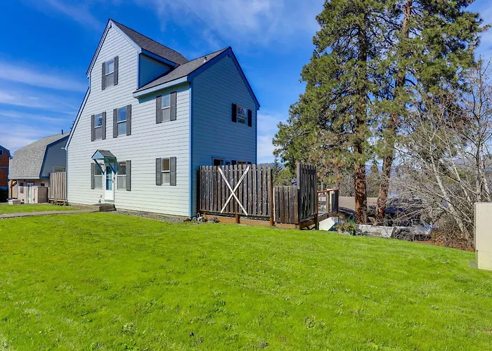 Hot Tub & Decks: Central Hood River Townhome!