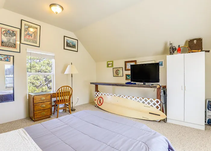 Hot Tub & Decks: Central Hood River Townhome!