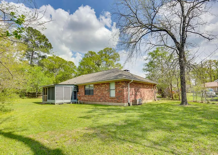 6 Mi To Ellen Trout Zoo: Family Home W/ Yard!