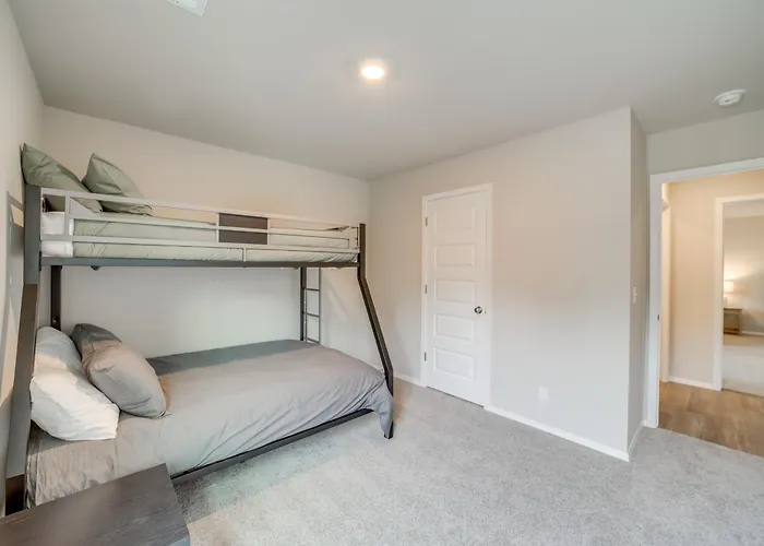 Family-Friendly, Pets Welcome: Broken Arrow Gem!