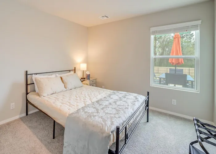 Family-Friendly, Pets Welcome: Broken Arrow Gem!