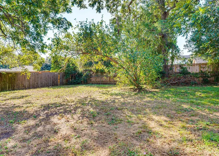 Walk To Town: Home W/ Yard In Brenham!