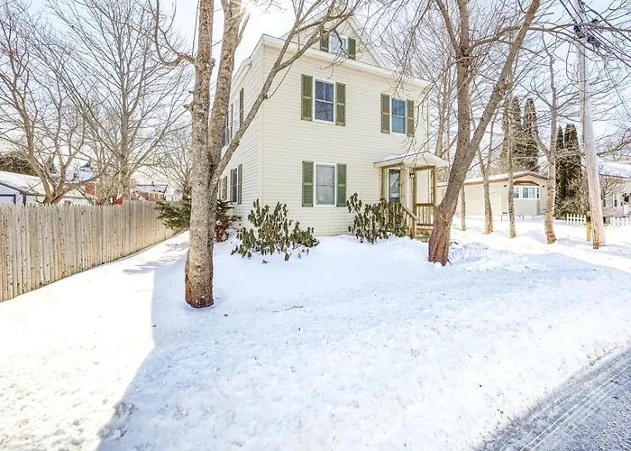 1/2 Mi To Dtwn & Harbor Park: Home W/ Large Yard!