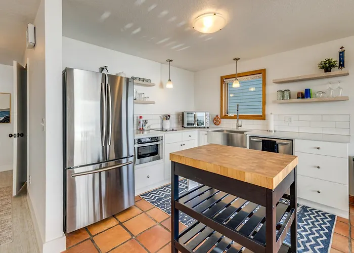 Oceanside Escape W/ Stunning Views: Walk To Beach!