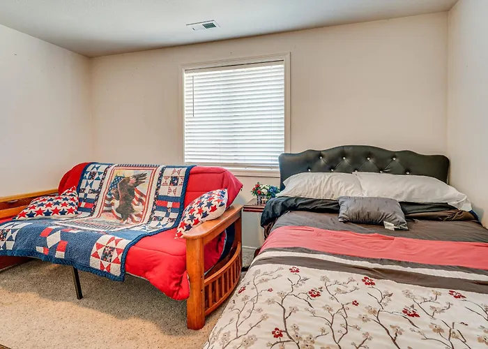 1 Mi To Moses Lake: Home W/ Private Yard & Hot Tub