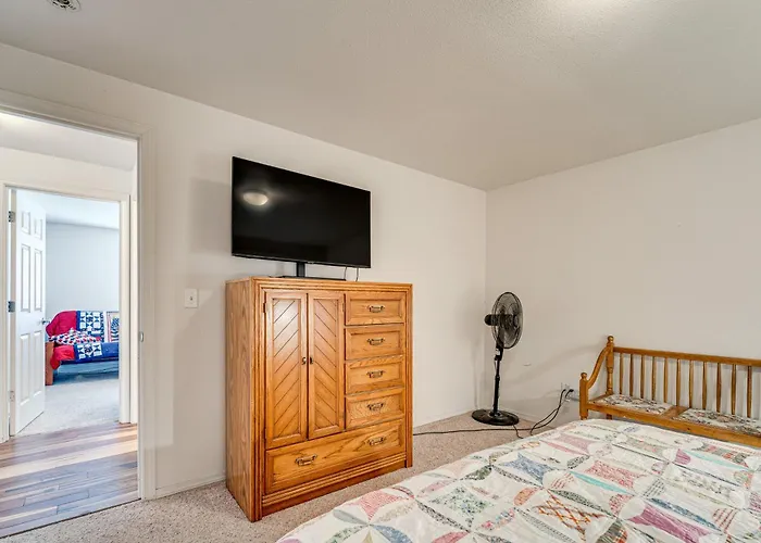 1 Mi To Moses Lake: Home W/ Private Yard & Hot Tub