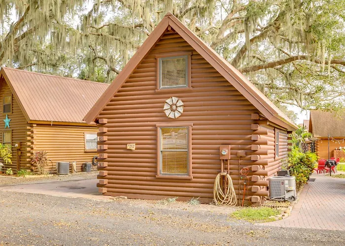 Steps To Lake Okeechobee: Cabin W/ Pool Access!