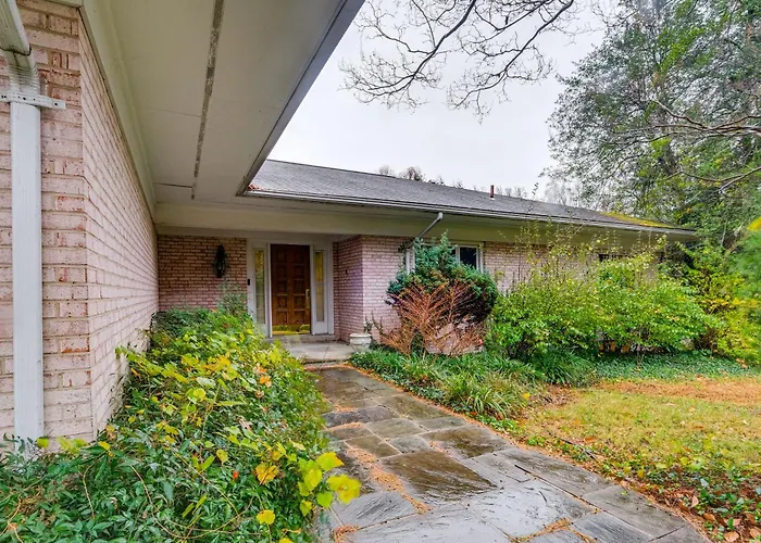 6 Mi To Dc To-Dos: Large Family Bethesda Home!