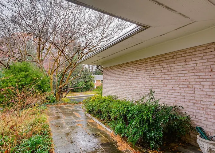 6 Mi To Dc To-Dos: Large Family Bethesda Home!