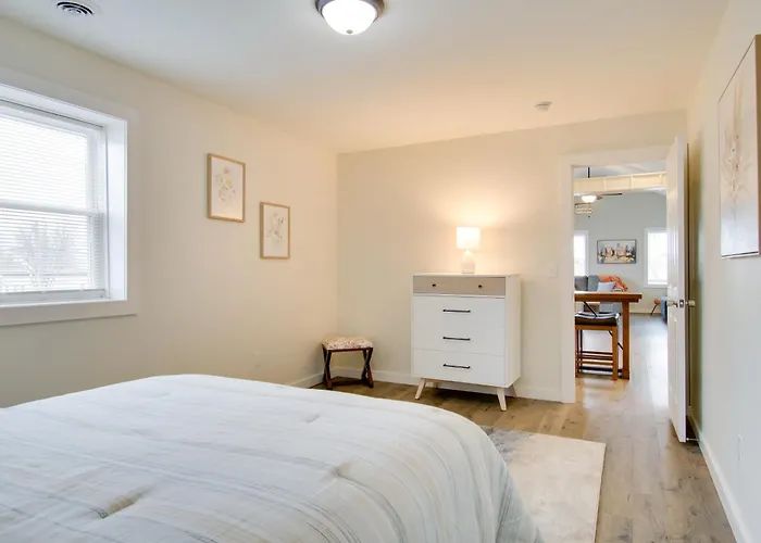 < 1 Mi To Lake Ontario: Oswego Group Retreat
