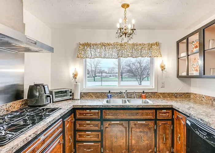 Pet-Friendly Flushing Getaway Near Downtown
