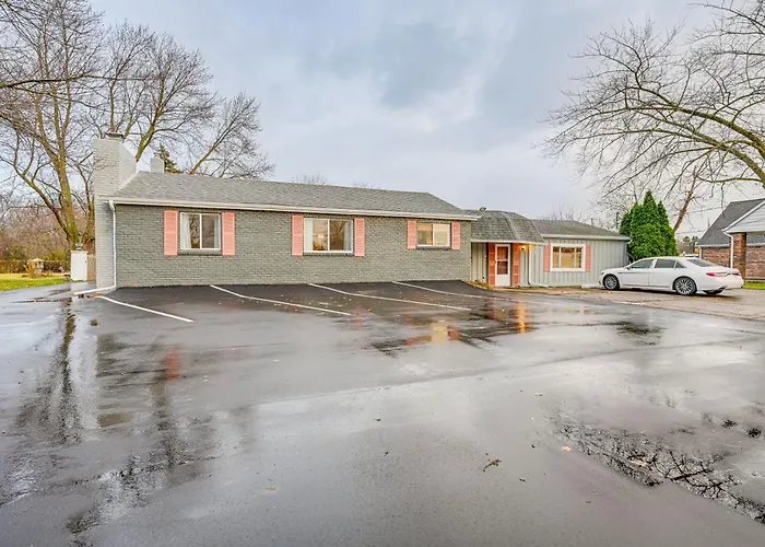 Pet-Friendly Flushing Getaway Near Downtown