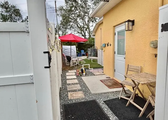 Private Pool Suite In Heart Of Tarpon Springs!