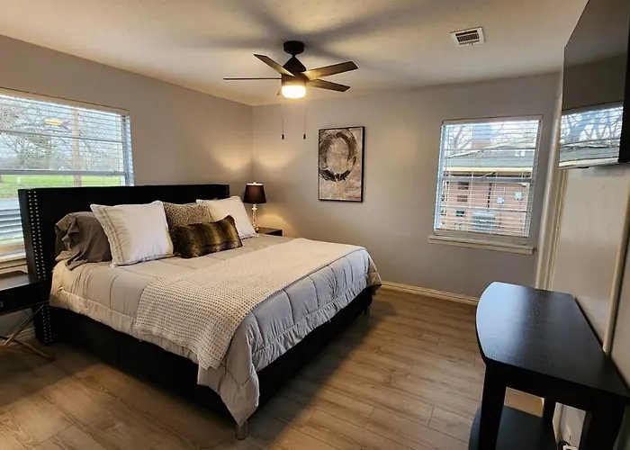 Elegant Spacious 3 Bedroom Home Fenced Back Yard And Garage