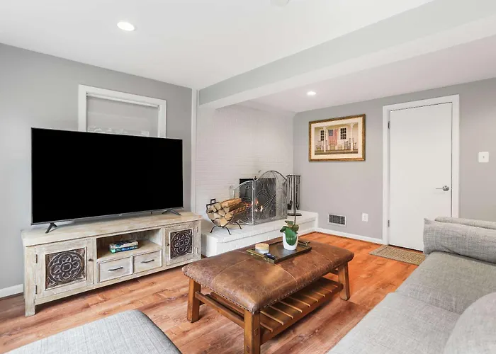 Sojourn Beautiful Home With Beach Access & Backyard