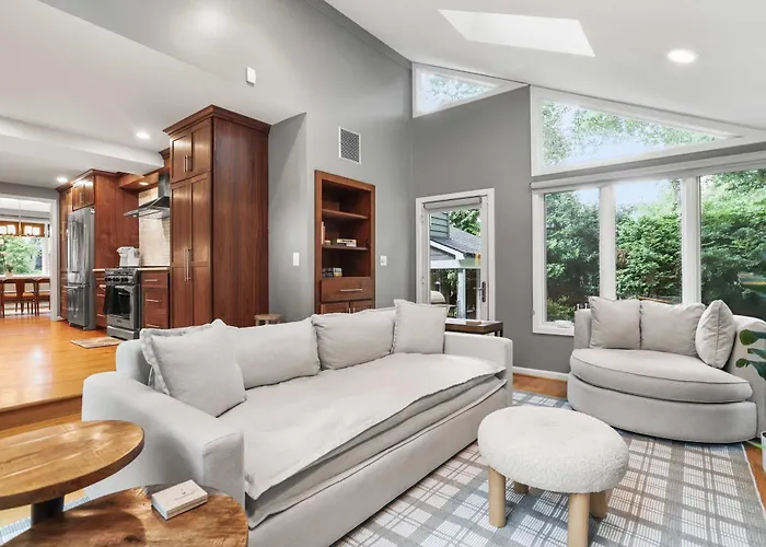 Sojourn Beautiful Home With Beach Access & Backyard
