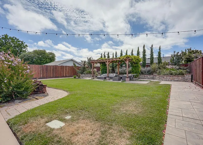 Private Zen Garden + Fireplace: Chic Hayward Oasis