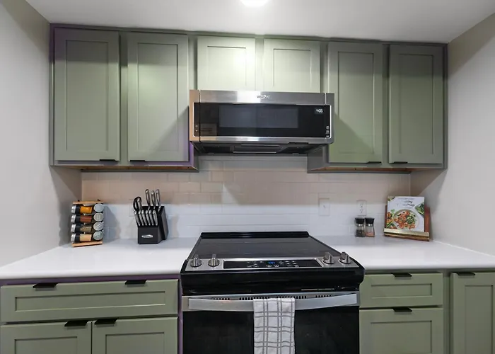 Newly Renovated, Dog Friendly, Stocked Kitchen