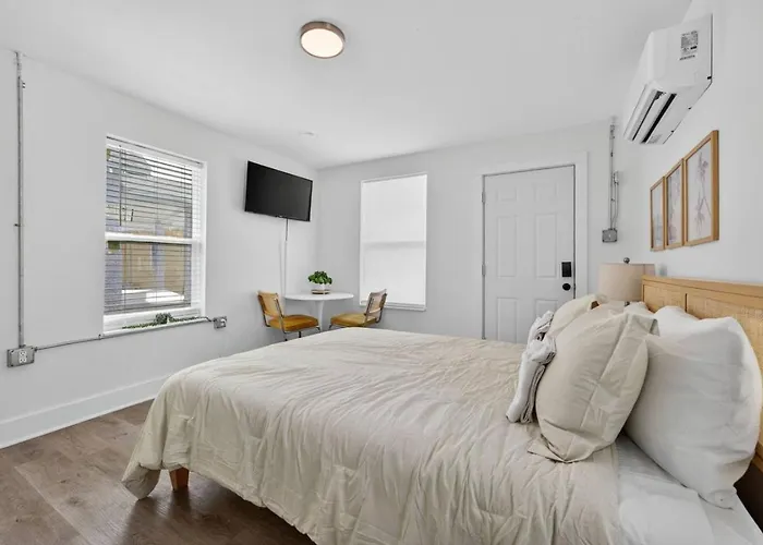 Unit 11 Simple Affordable Studio Minutes From Nas