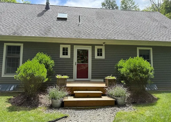 Beautiful House In The Woods, Huge Yard, Hot Tub