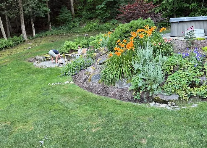 Beautiful House In The Woods, Huge Yard, Hot Tub