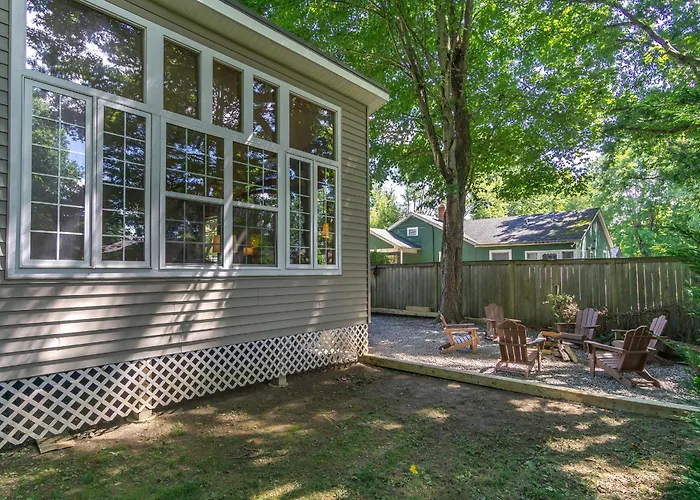 Charming Pet-Friendly Cottage Walkable To Town!