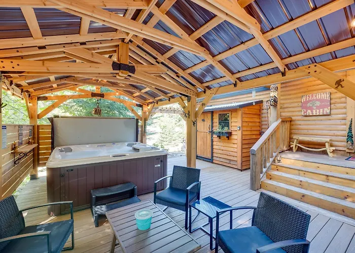 Spacious Packwood Cabin W/ Hot Tub - Near River