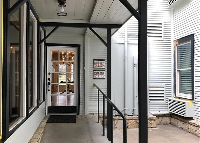 Full Room Riverside Getaway In Historic Glen Rose