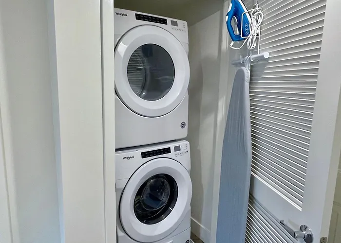 Downtown-King Bed-Ada Elevator-In Unit Laundry
