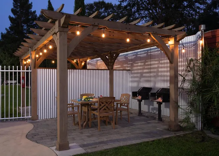 The Orchard Hotel Ukiah Wine Country Free Breakfast, Pool, & Hot Tub