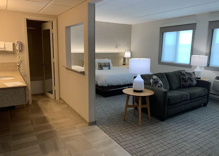 Days Inn & Suites By Wyndham Duluth By The Mall