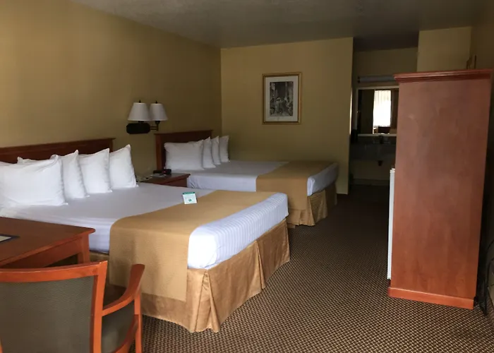 Oakridge Inn & Suites