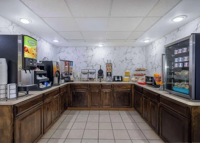 Days Inn & Suites By Wyndham Fort Bragg/Cross Creek Mall