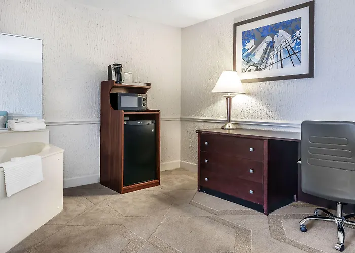 The Blu Hotel Blue Ash Cincinnati, An Ascend Collection Hotel