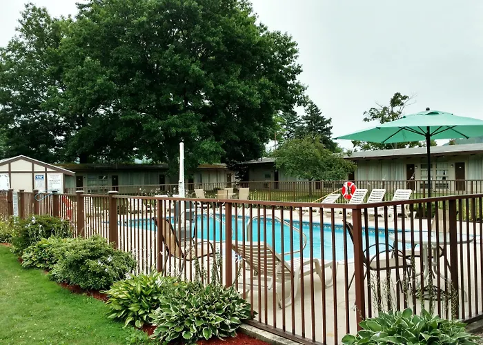 Americas Best Value Inn-Painted Post