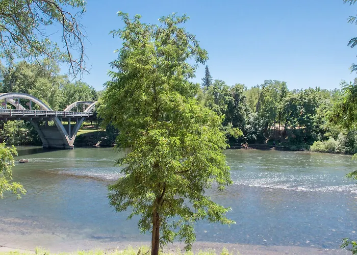 Riverside Inn