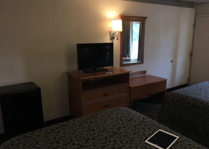 Days Inn By Wyndham Lake City I-75