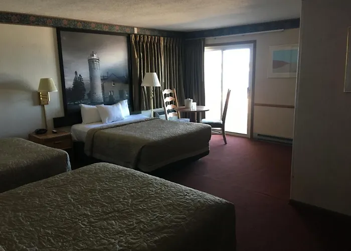 Super 8 Beachfront By Wyndham Mackinaw City, Mi