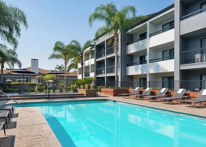 Courtyard By Marriott Fresno