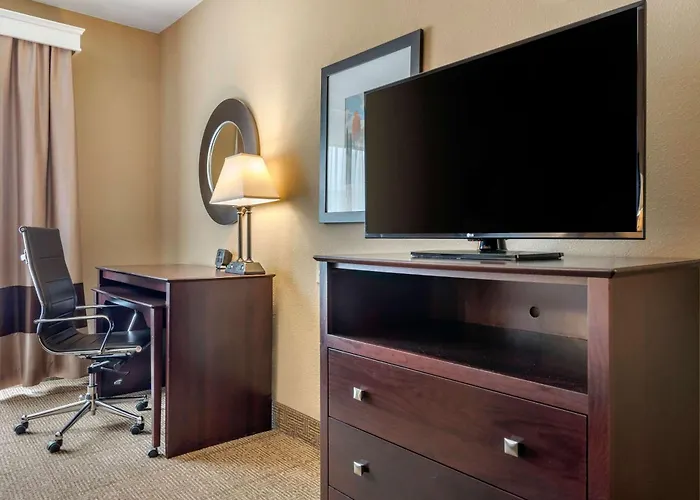 Comfort Suites Near Route 66