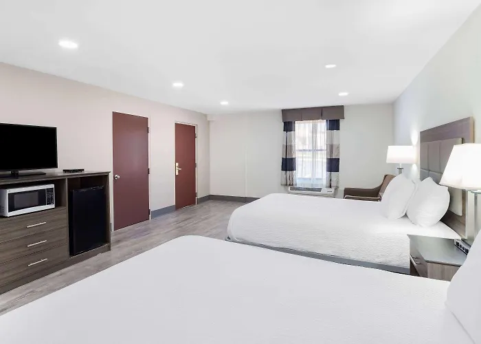 Ramada By Wyndham Hendersonville
