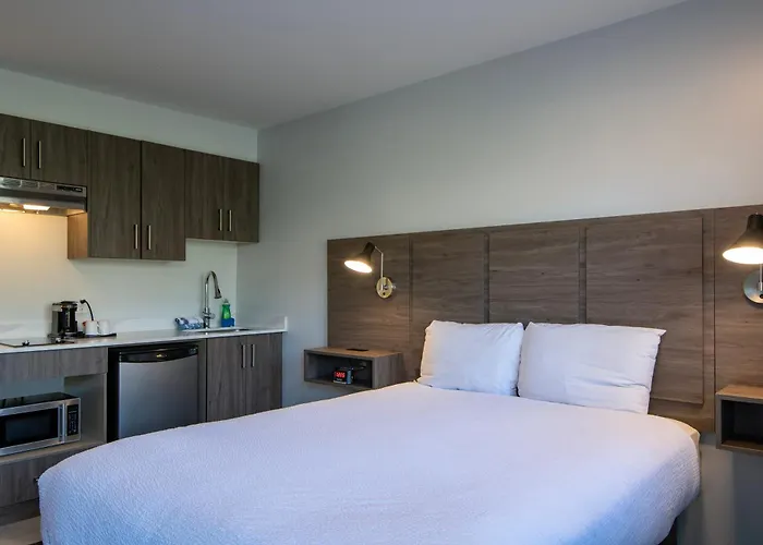 Riverland Inn & Suites