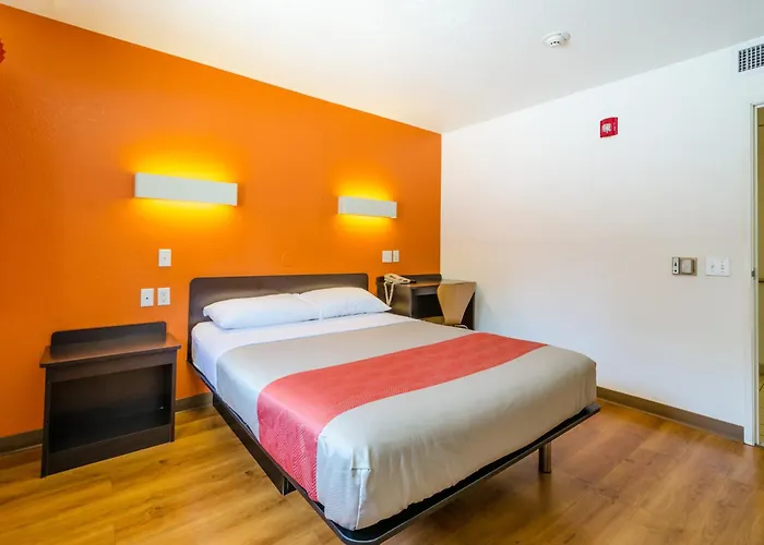Motel 6 Thornton
