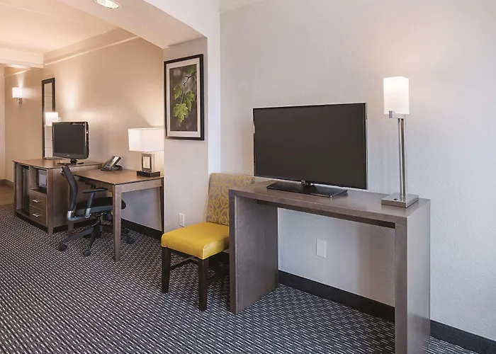 La Quinta By Wyndham Arlington North 6 Flags Dr