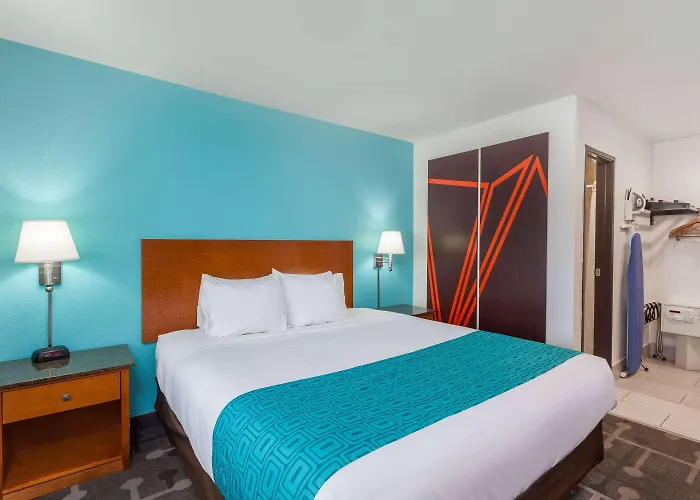 Howard Johnson By Wyndham National City/San Diego South