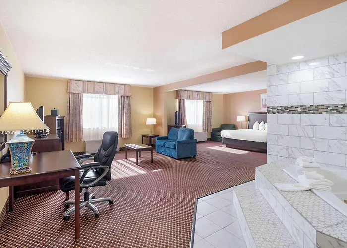 Quality Inn & Suites Bloomington University Area