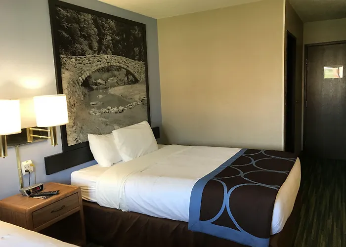 Boarders Inn & Suites By Cobblestone Hotels Waterloo Cedar Falls
